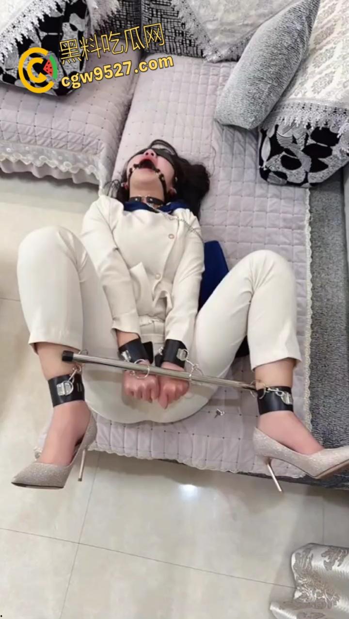 M属性的母狗姐姐正收拾屋子,强推捆绑蒙眼调教,弟弟坚硬肉棒对着肥美翘臀疯狂输出,操得姐姐潮喷不止!