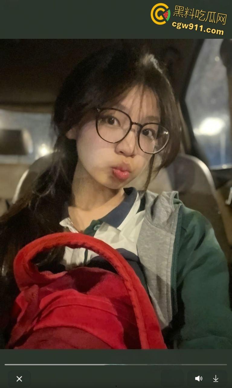 黑龙江反差嫩妹【刘娜萍】，被金主高价包养，乖巧听话配合度爆表，酒店舔脚服务，骚穴被暴力抽插无套内射！