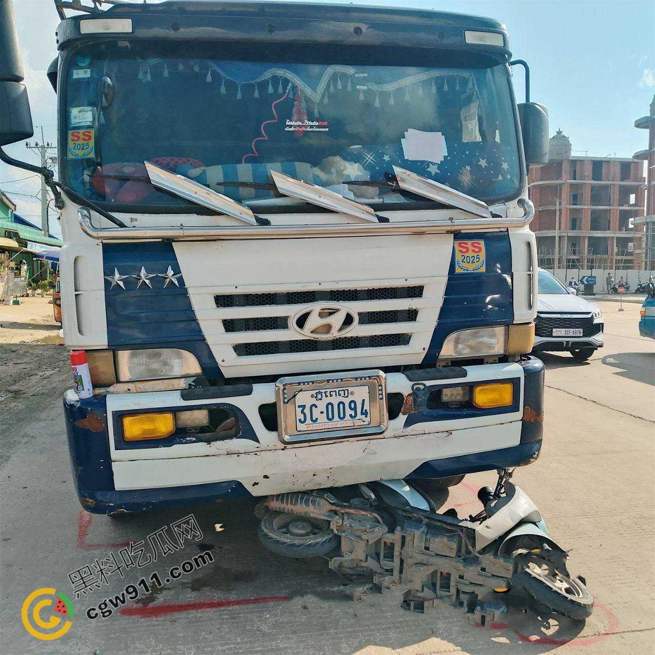 惨烈车祸现场,精神小伙骑车飙出火葬场悲剧!鲜血肠子满地,围观群众震惊想吐,惨不忍睹!