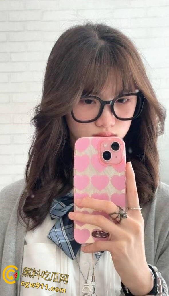 黑龙江反差嫩妹【刘娜萍】,被金主高价包养,乖巧听话配合度爆表,酒店舔脚服务,骚穴被暴力抽插无套内射!