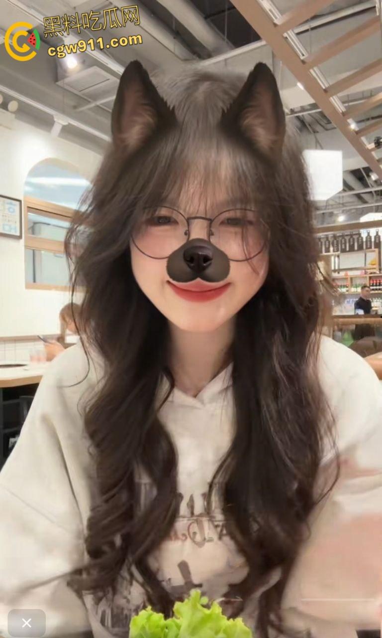 黑龙江反差嫩妹【刘娜萍】,被金主高价包养,乖巧听话配合度爆表,酒店舔脚服务,骚穴被暴力抽插无套内射!