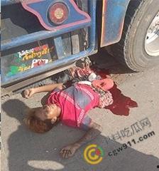 惨烈车祸现场,精神小伙骑车飙出火葬场悲剧!鲜血肠子满地,围观群众震惊想吐,惨不忍睹!