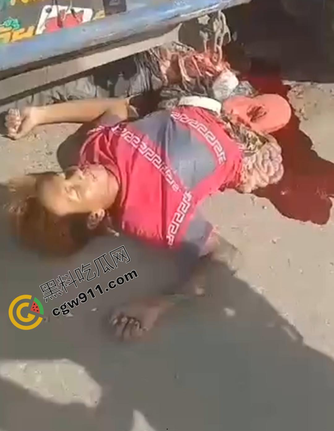 惨烈车祸现场,精神小伙骑车飙出火葬场悲剧!鲜血肠子满地,围观群众震惊想吐,惨不忍睹!