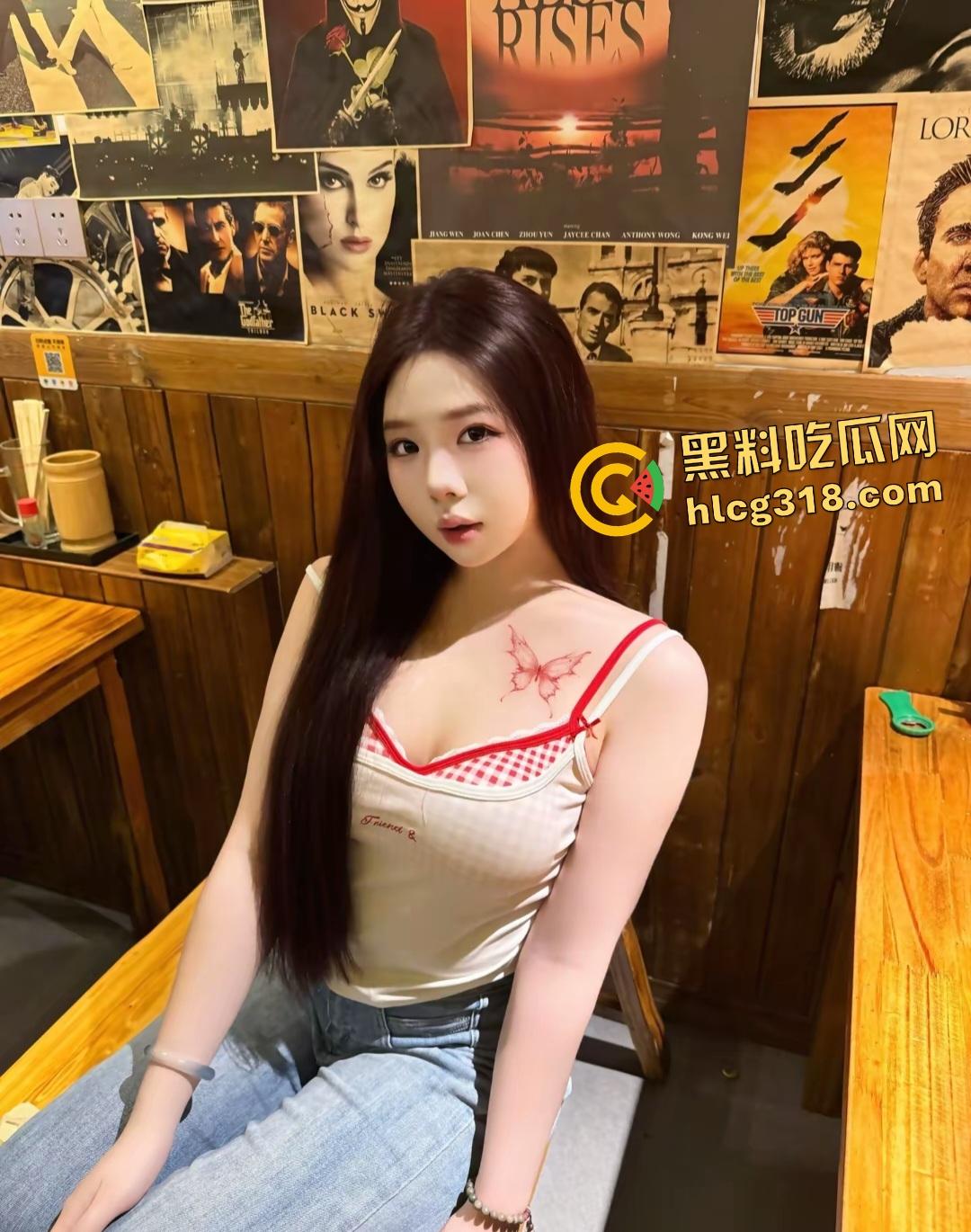 抖音【绵绵小嘉】热舞撩人,跳着跳着衣服就自动“掉”下来,穿渔网袜黑穴大开,估计是自慰棒插多了!