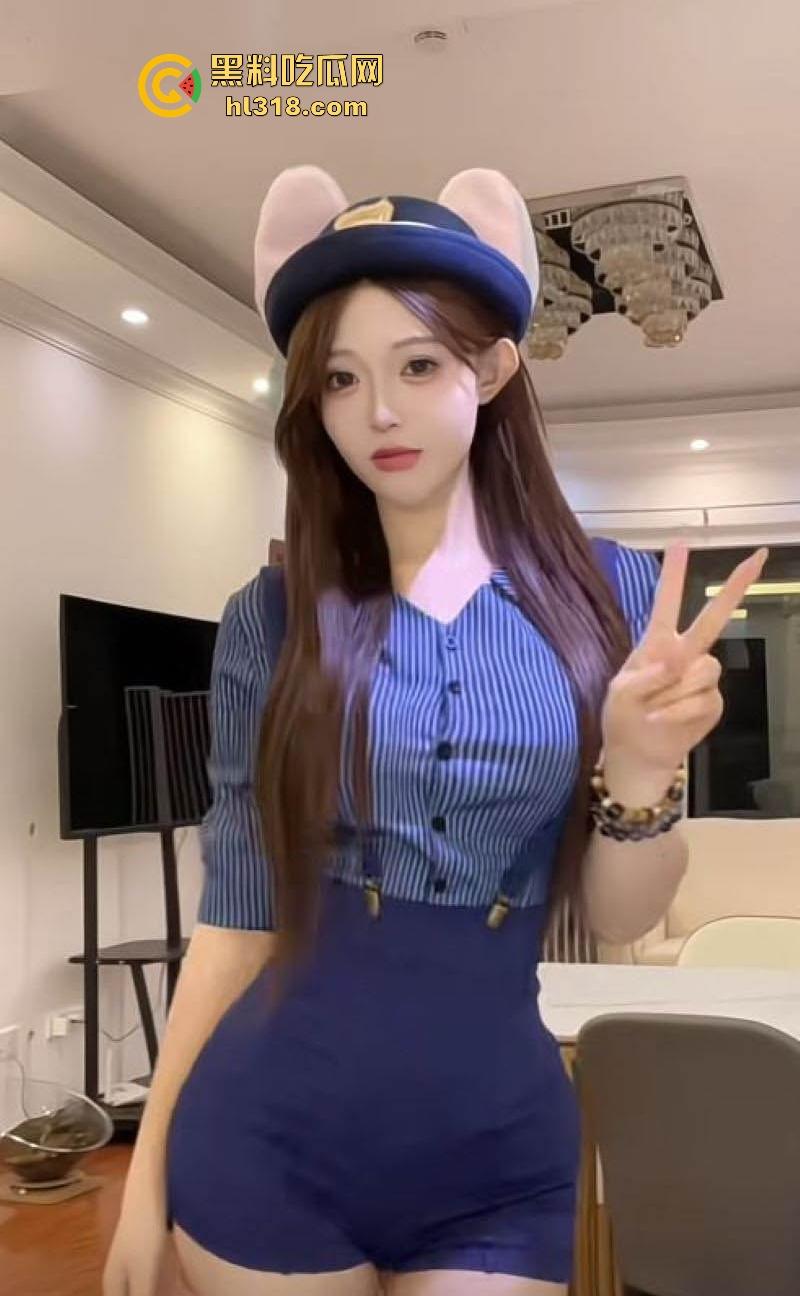 抖音50W粉丝高颜值女网红【柠檬然】付费定制视频曝光,C杯美乳搭配纤细腰肢,挑逗舞姿撩人至极!