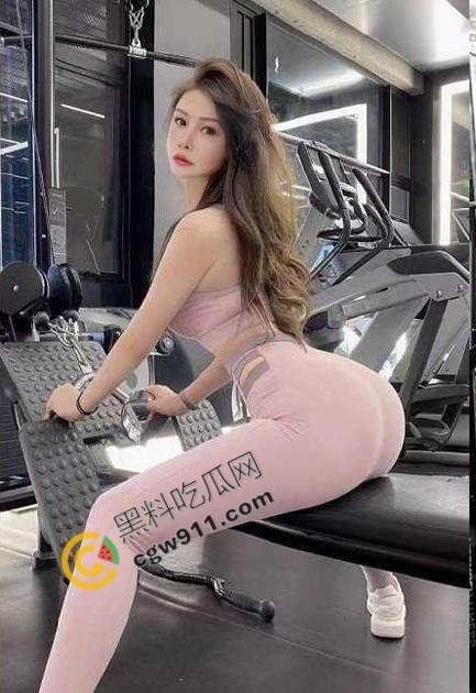 瑜伽房中的极限狂欢：36D模特女友练瑜伽时被男友揉奶抚穴，大肉棒猛插白虎美鲍，淫姿勾魂！