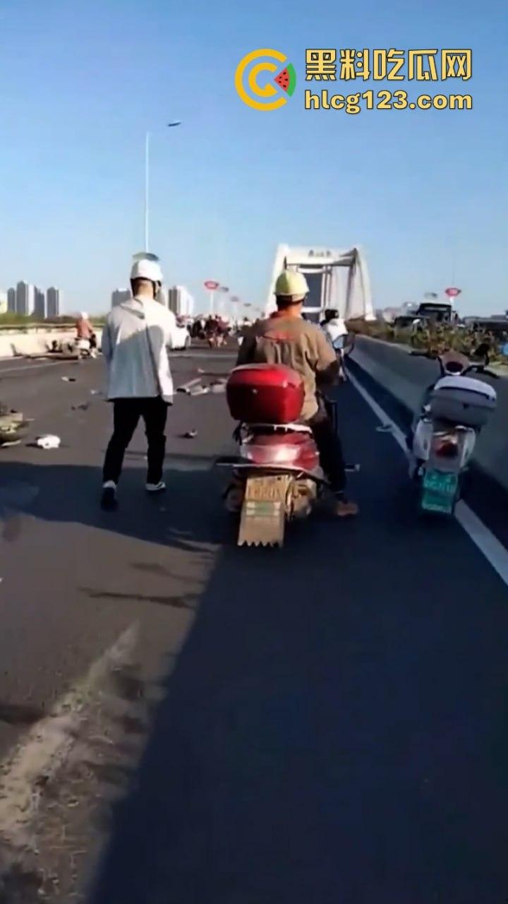 突发事件!6死7伤 湖南株洲芦淞大桥发生一起多车相撞交通事故致!