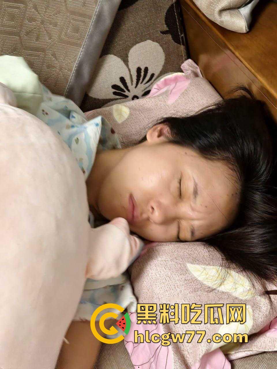 杭州师范大学校花脸蛋清纯可爱私下与男友视频泄密曝光 穿着性感的黑丝被男友各种姿势调教 超反差!