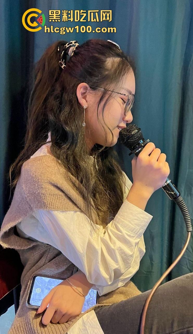 上海小区人妻【李雨桐】表面优雅实则骚到爆，偷情内射上瘾，每晚主动掰开腿喊老公都干不爽，快来扩我菊花！