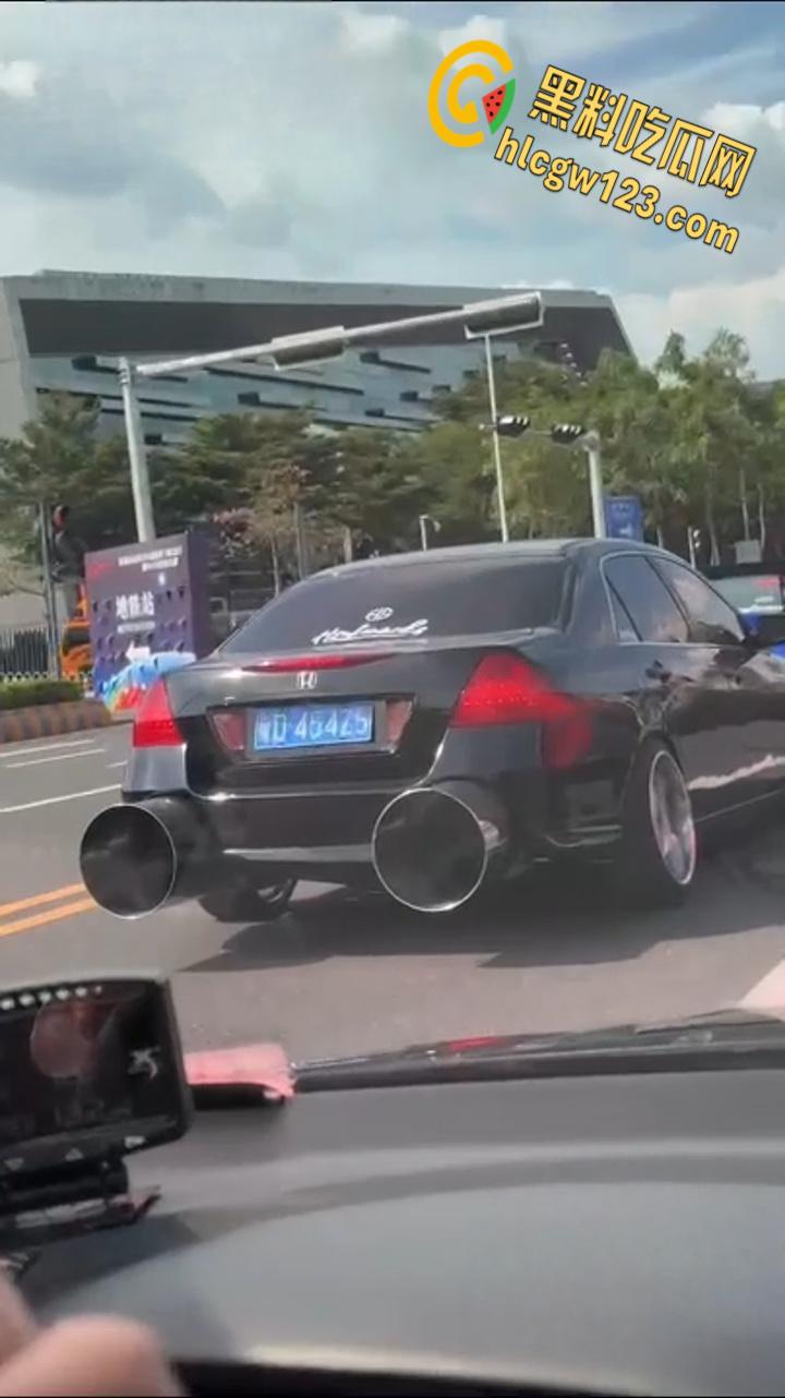 广东汕头一改装车上路被警察叔叔拖走，路人直呼这多大排量，排气管能塞进两个头！