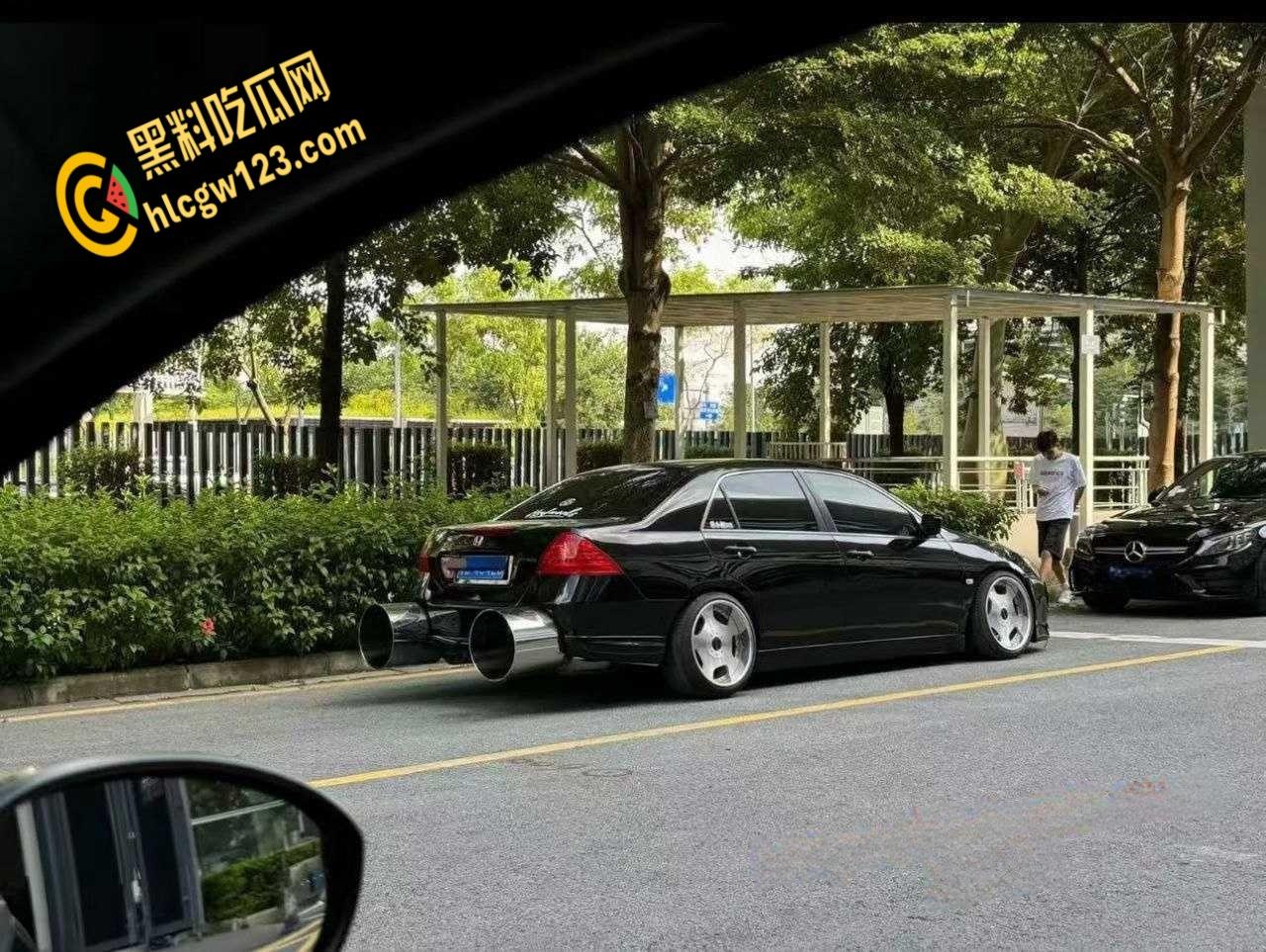 广东汕头一改装车上路被警察叔叔拖走,路人直呼这多大排量,排气管能塞进两个头!