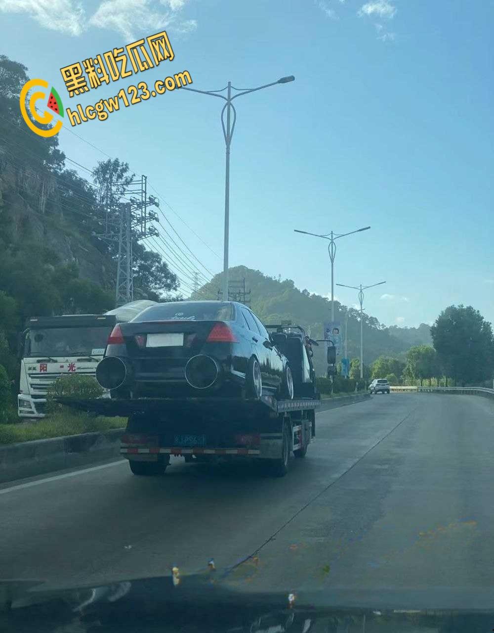 广东汕头一改装车上路被警察叔叔拖走,路人直呼这多大排量,排气管能塞进两个头!