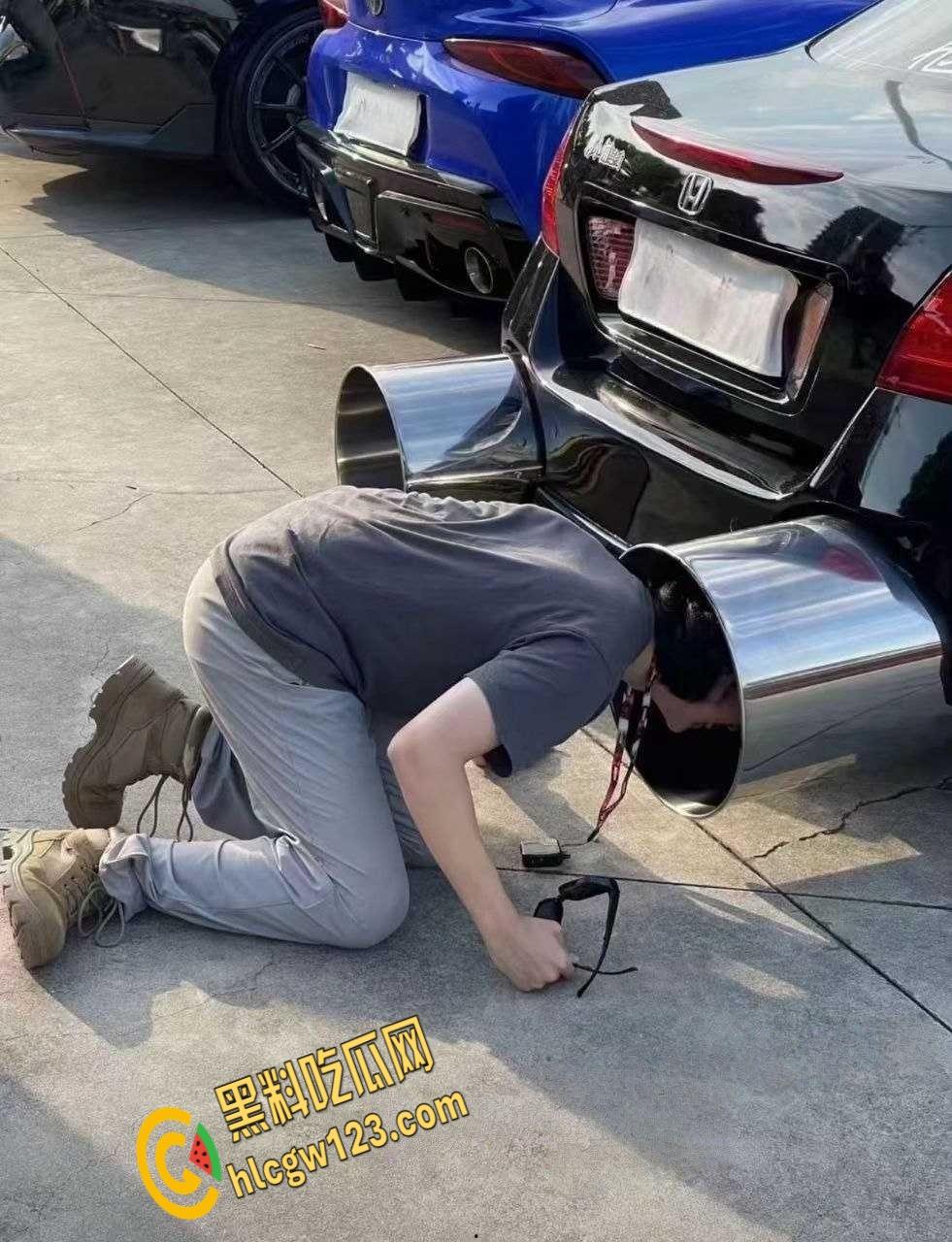 广东汕头一改装车上路被警察叔叔拖走,路人直呼这多大排量,排气管能塞进两个头!