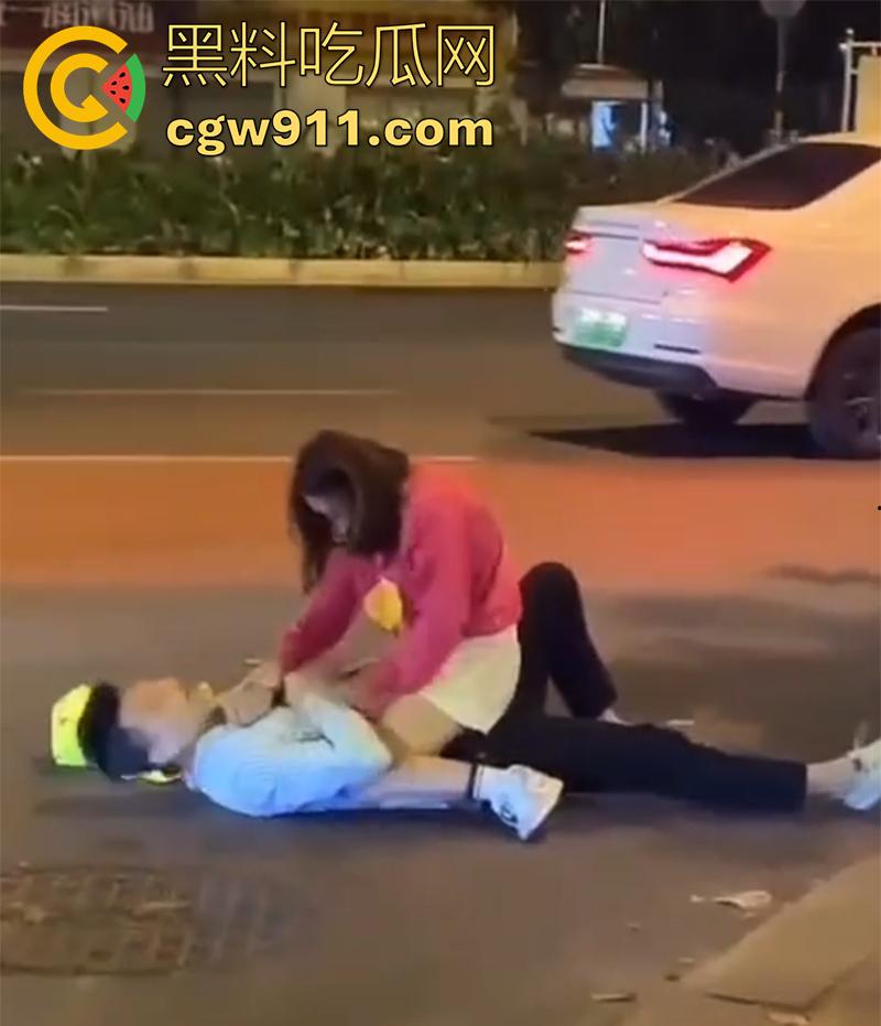 情到深处控制不住，广州街头女上位按倒男子，当众脱裤子强行插入，这回不能算男的强奸了吧！