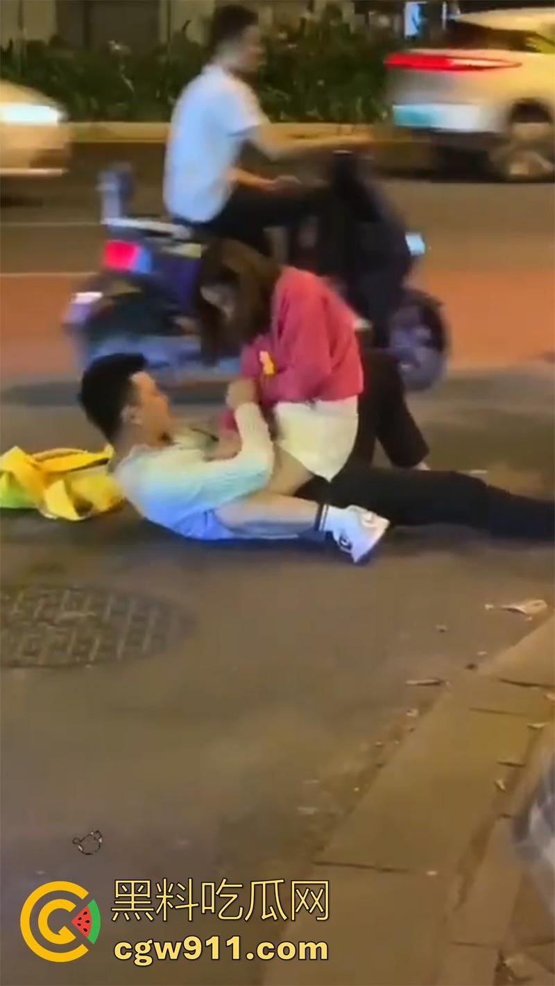 情到深处控制不住,广州街头女上位按倒男子,当众脱裤子强行插入,这回不能算男的强奸了吧!