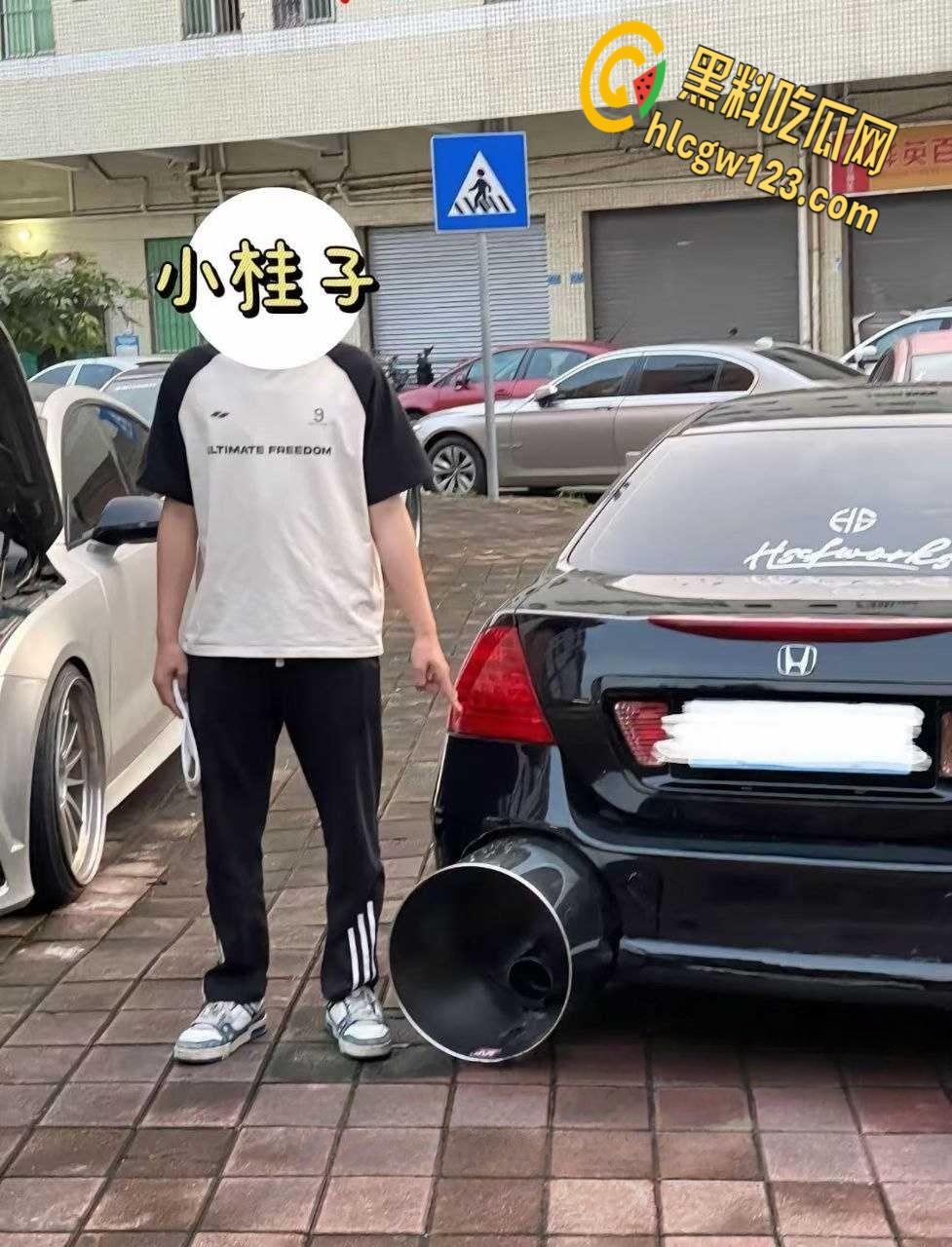 广东汕头一改装车上路被警察叔叔拖走,路人直呼这多大排量,排气管能塞进两个头!