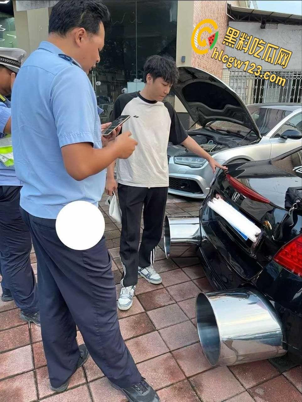 广东汕头一改装车上路被警察叔叔拖走,路人直呼这多大排量,排气管能塞进两个头!
