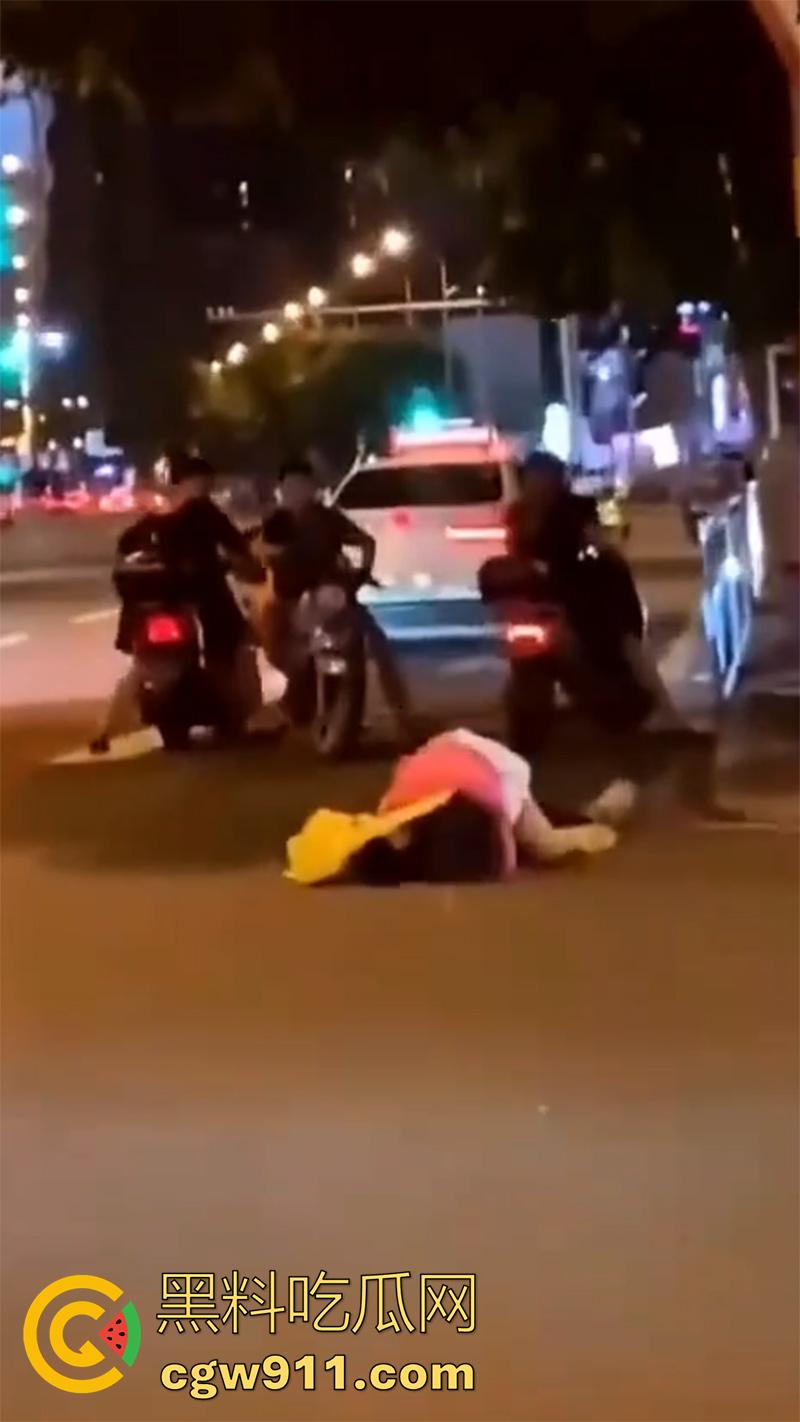 情到深处控制不住,广州街头女上位按倒男子,当众脱裤子强行插入,这回不能算男的强奸了吧!