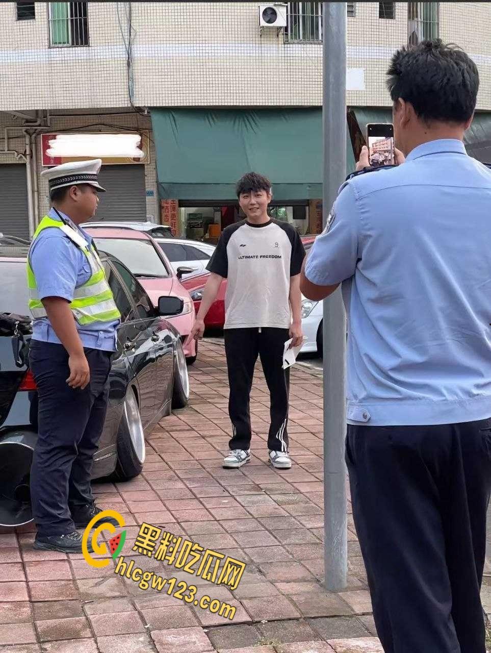 广东汕头一改装车上路被警察叔叔拖走,路人直呼这多大排量,排气管能塞进两个头!