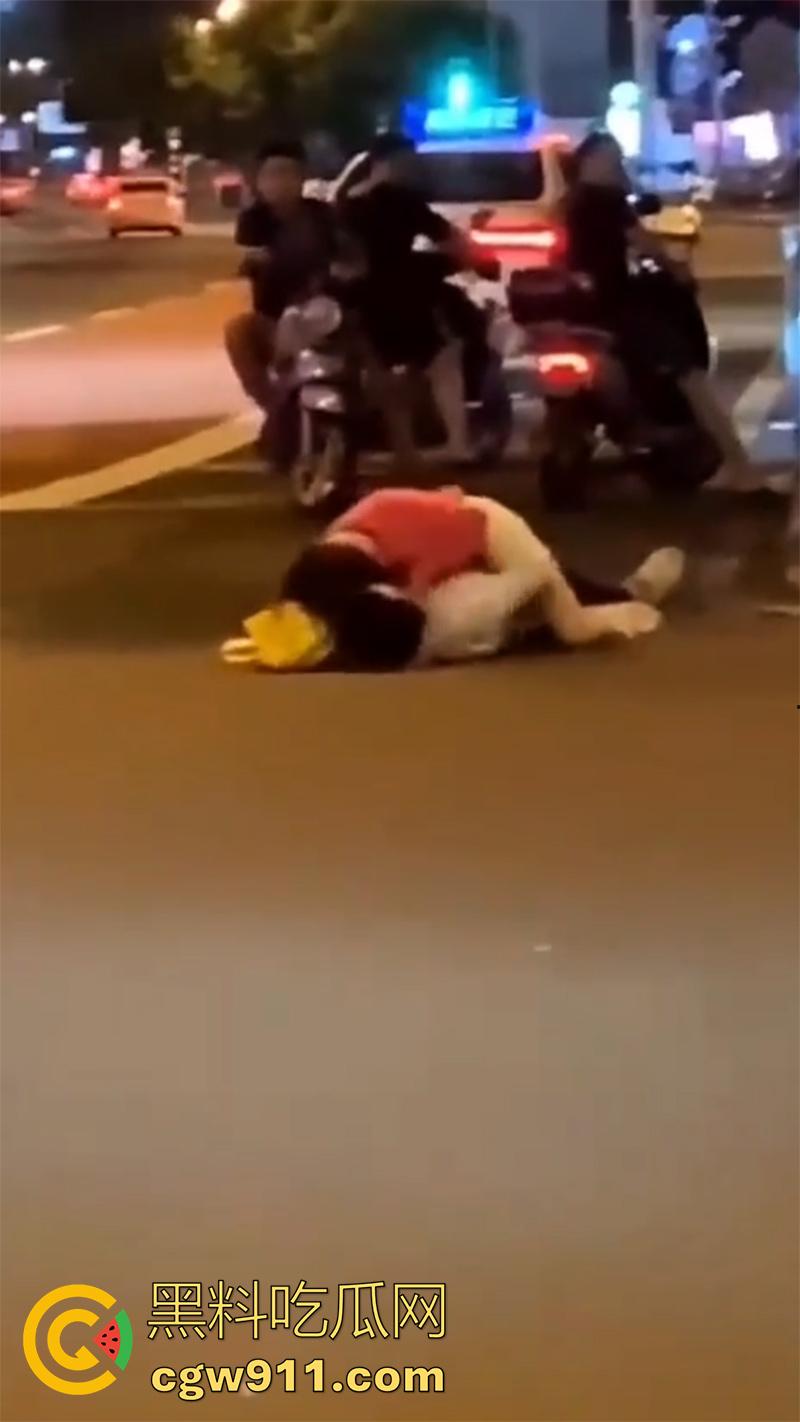 情到深处控制不住,广州街头女上位按倒男子,当众脱裤子强行插入,这回不能算男的强奸了吧!