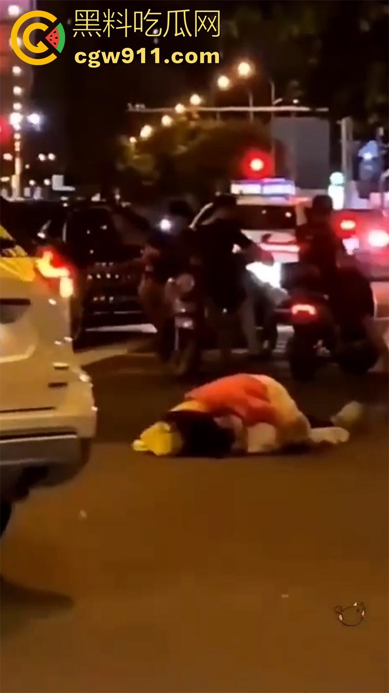 情到深处控制不住,广州街头女上位按倒男子,当众脱裤子强行插入,这回不能算男的强奸了吧!