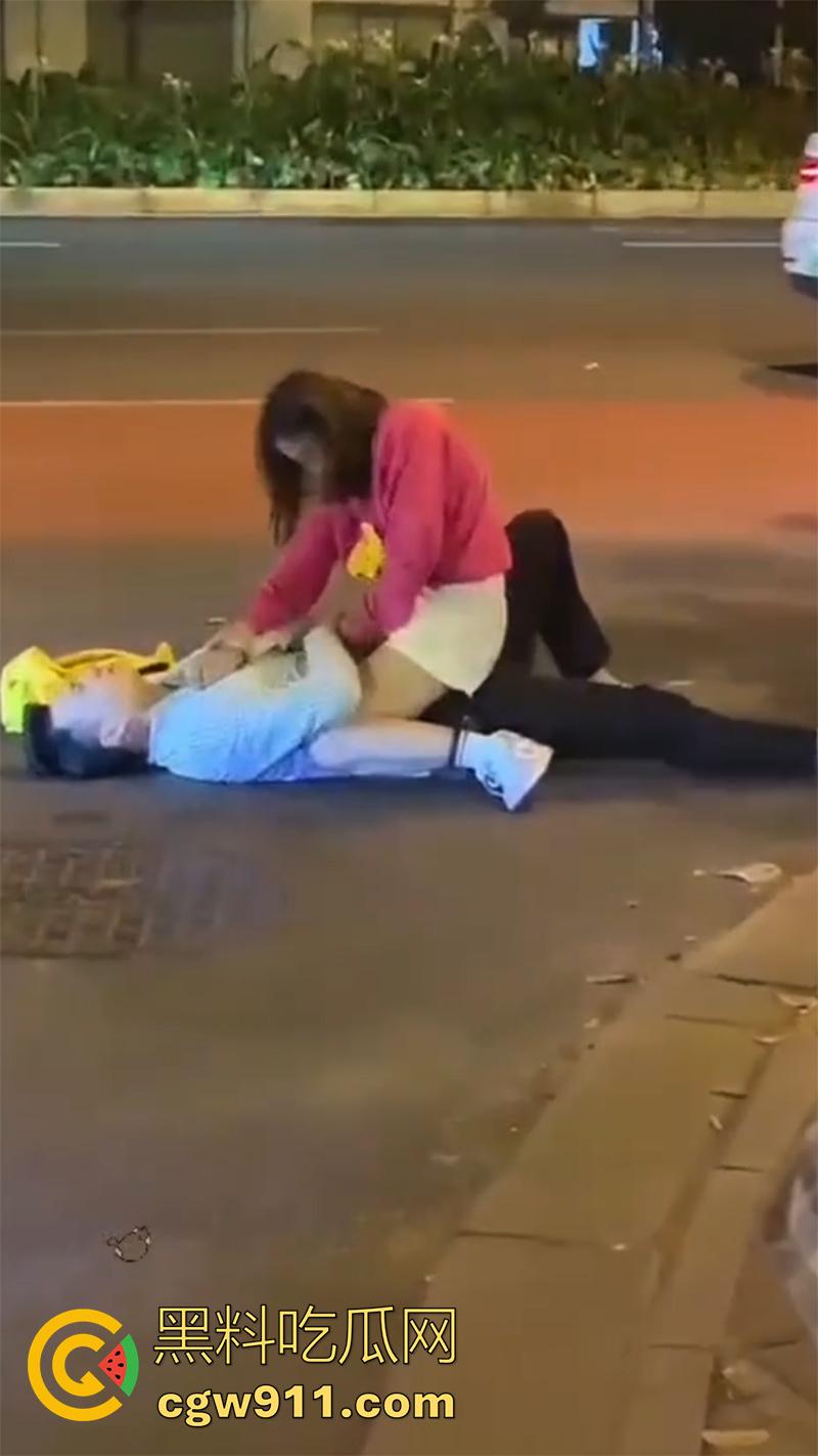 情到深处控制不住,广州街头女上位按倒男子,当众脱裤子强行插入,这回不能算男的强奸了吧!