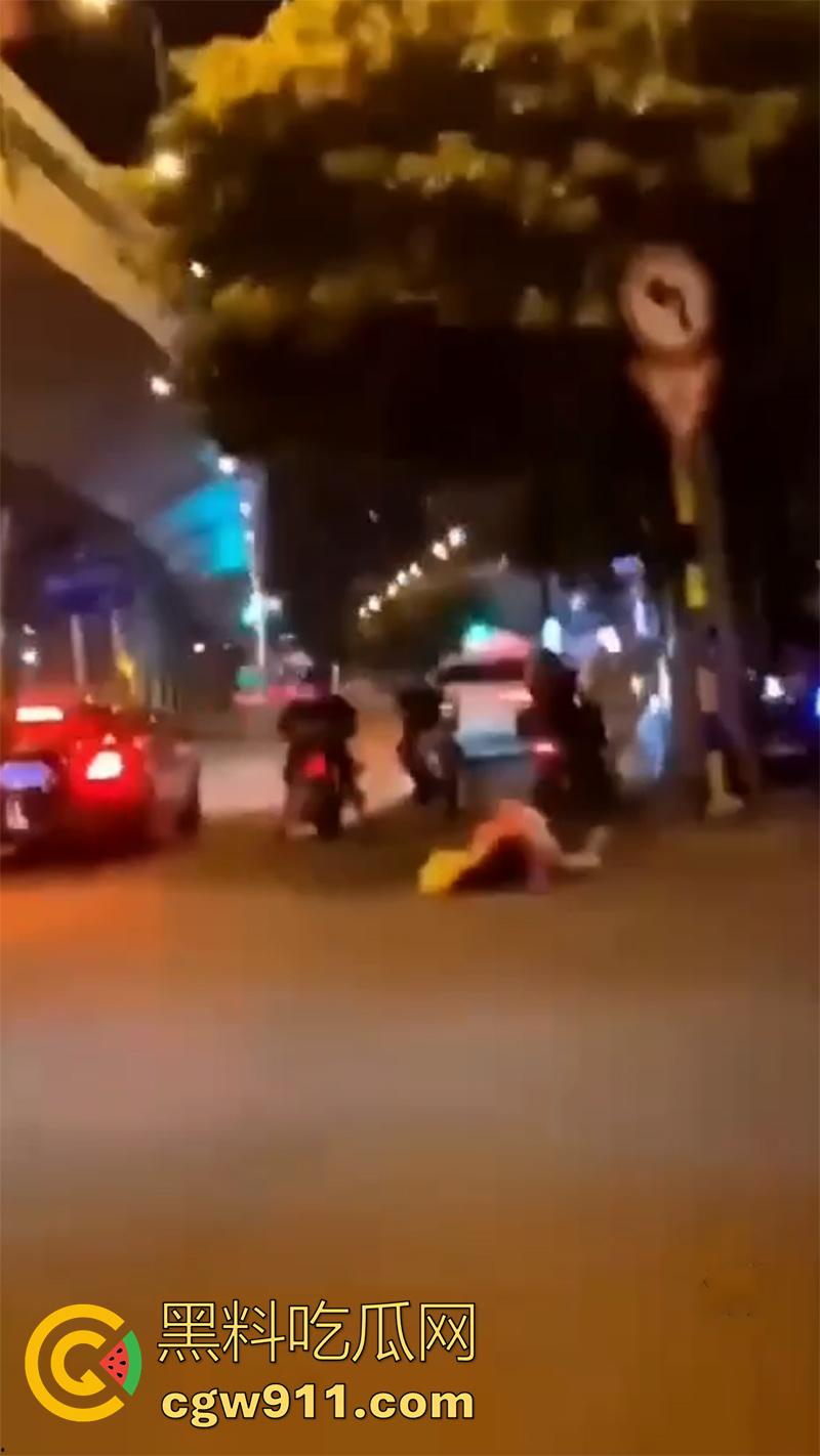 情到深处控制不住,广州街头女上位按倒男子,当众脱裤子强行插入,这回不能算男的强奸了吧!