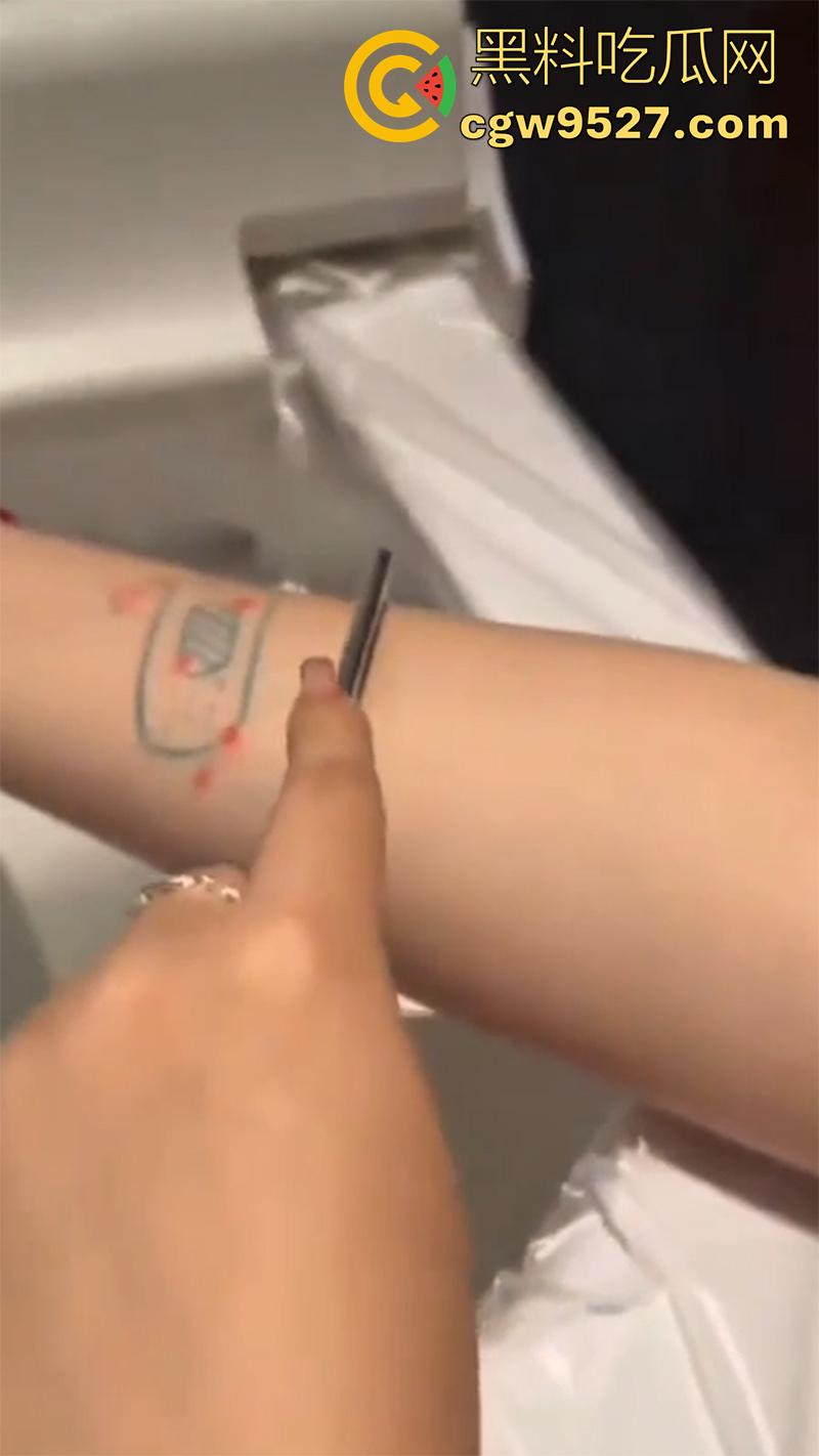 全网疯传马桶割腕女孩,真实自杀鸡皮疙瘩都起来了,脂肪层都割开了,还扒拉了一下,太重口了!