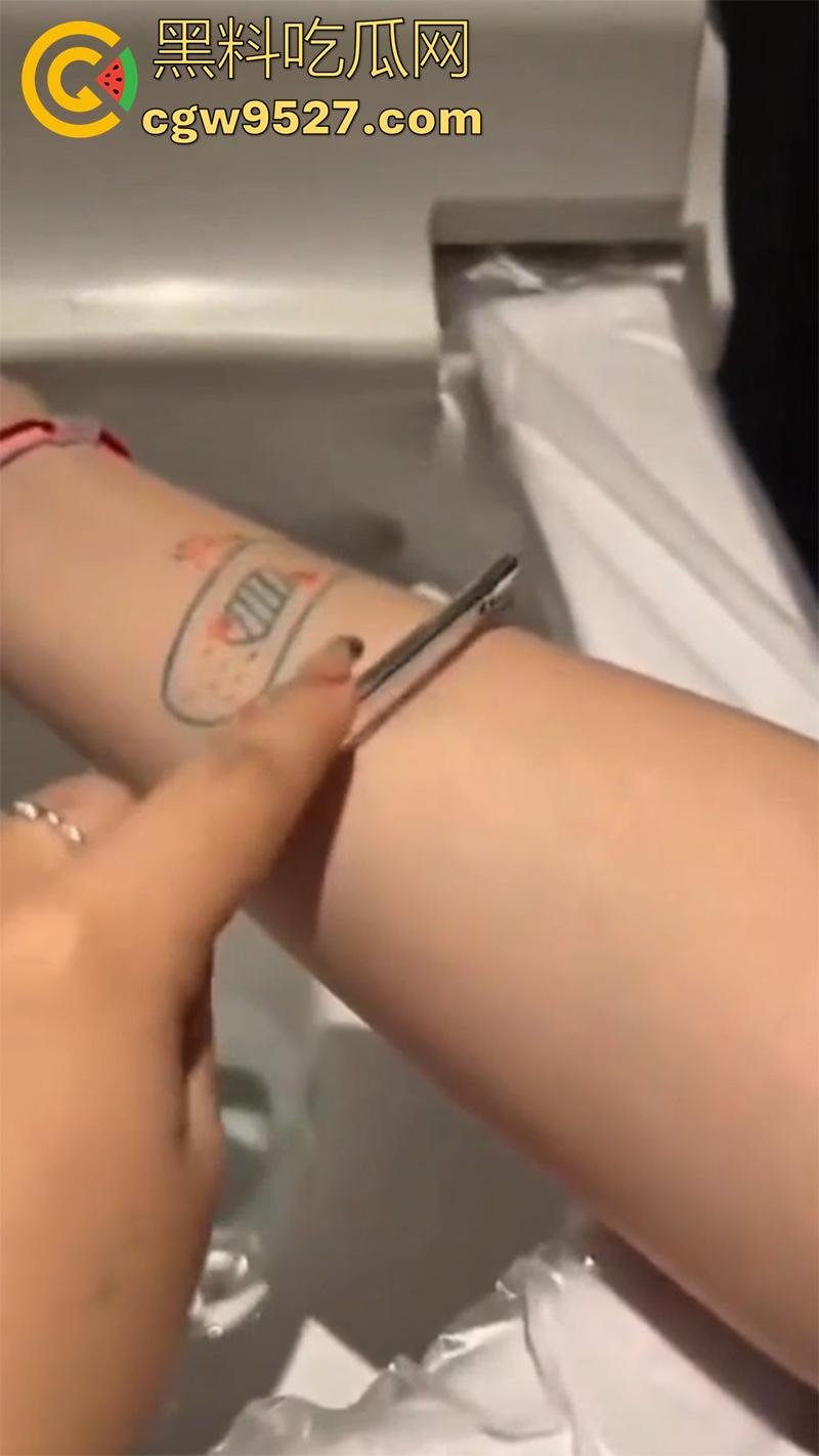 全网疯传马桶割腕女孩,真实自杀鸡皮疙瘩都起来了,脂肪层都割开了,还扒拉了一下,太重口了!