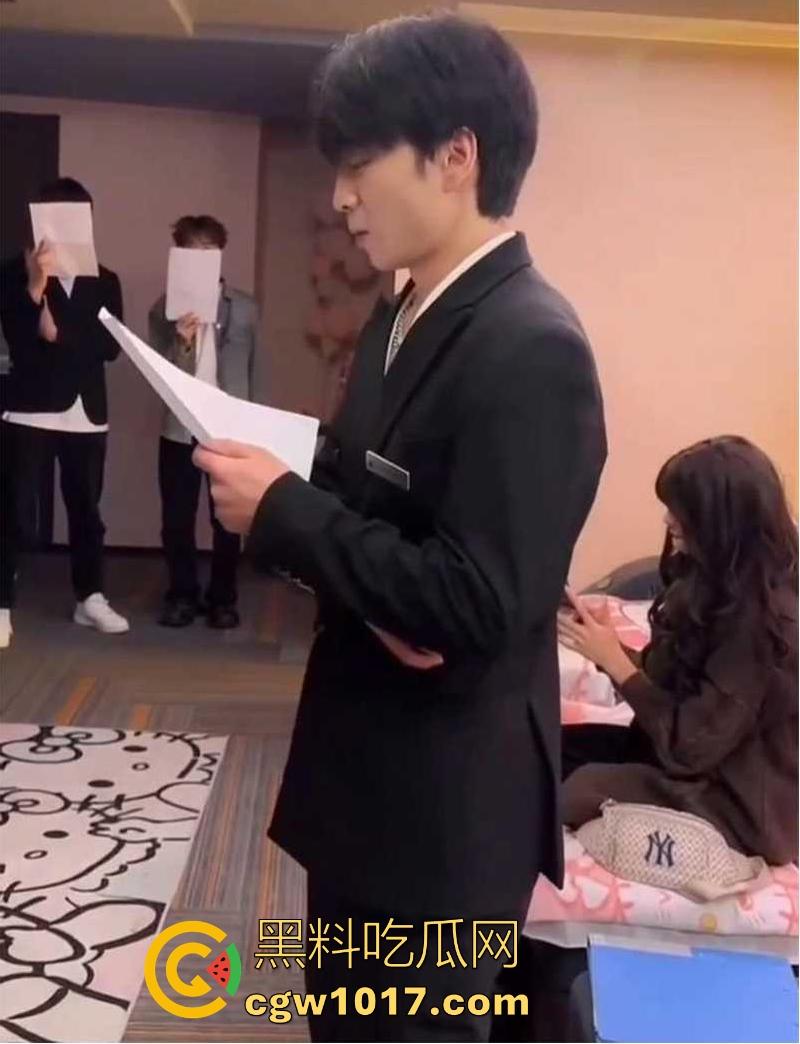 经济下行的今天KTV会所男模都变得正规化,每个言行举止都有规定,颜值只是入场券,想赚的更多那就得更努力!