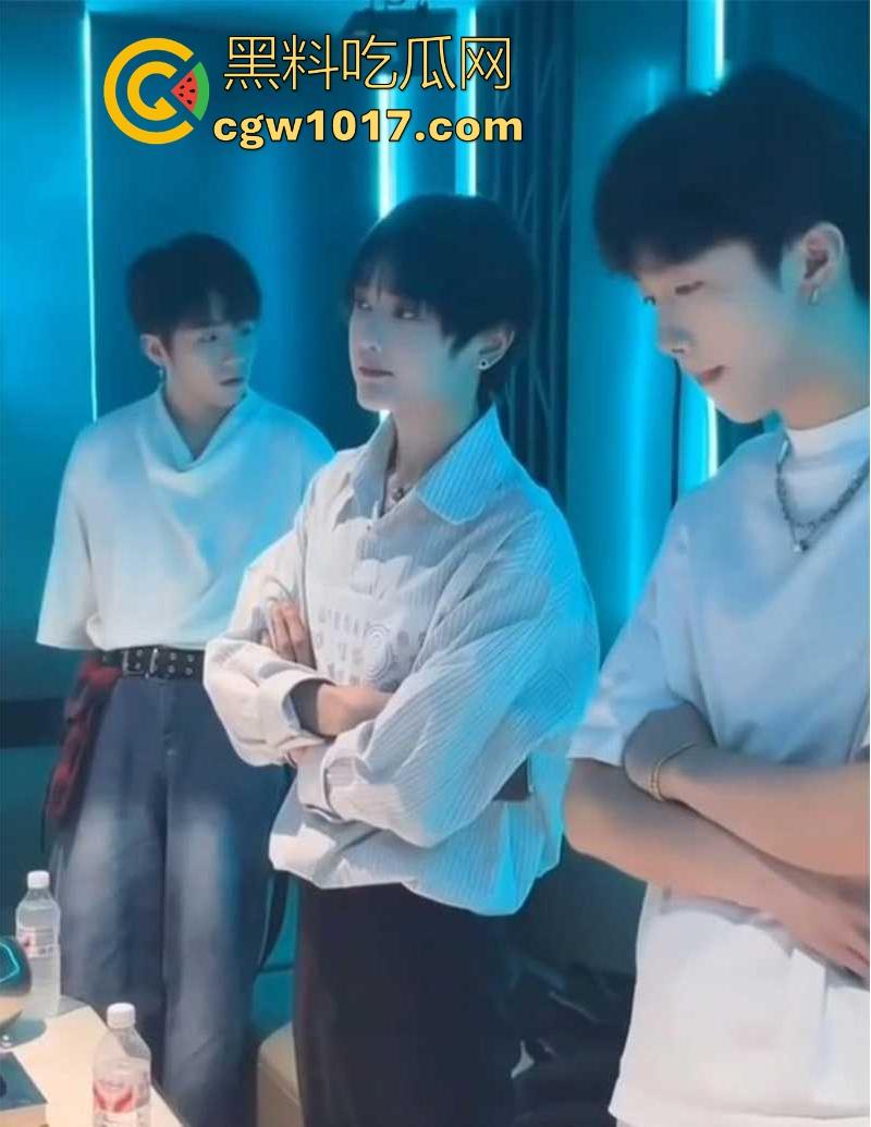 经济下行的今天KTV会所男模都变得正规化,每个言行举止都有规定,颜值只是入场券,想赚的更多那就得更努力!