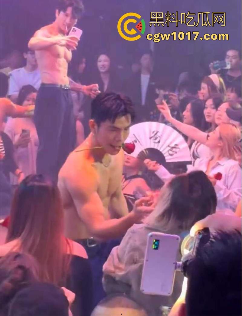 经济下行的今天KTV会所男模都变得正规化,每个言行举止都有规定,颜值只是入场券,想赚的更多那就得更努力!