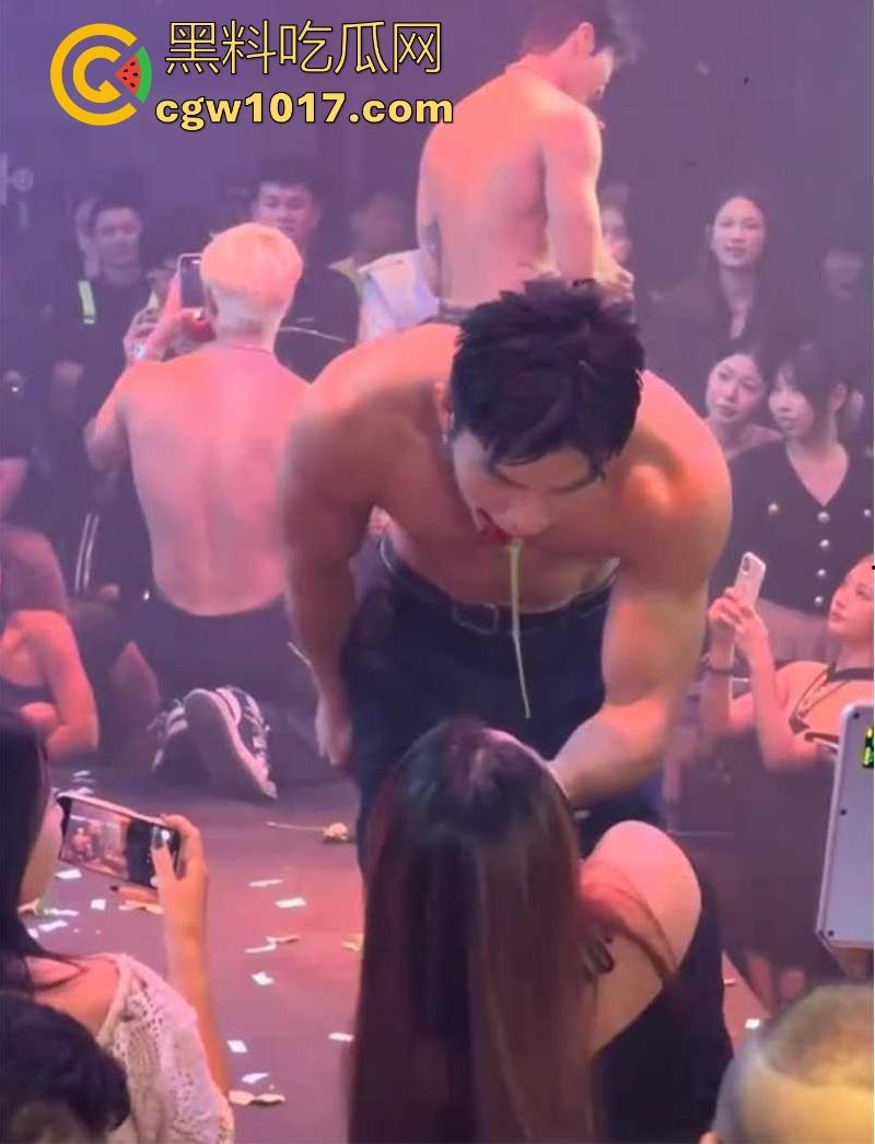 经济下行的今天KTV会所男模都变得正规化,每个言行举止都有规定,颜值只是入场券,想赚的更多那就得更努力!