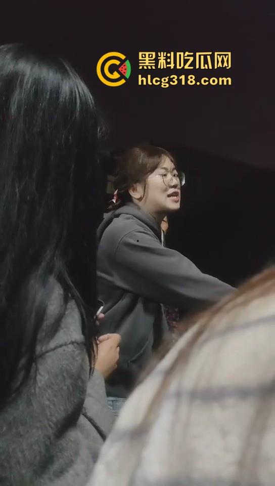 淮北师范生物工程系【祁鹿闻】 男扮女装进女澡堂偷拍被捉，据理力争还死不承认。