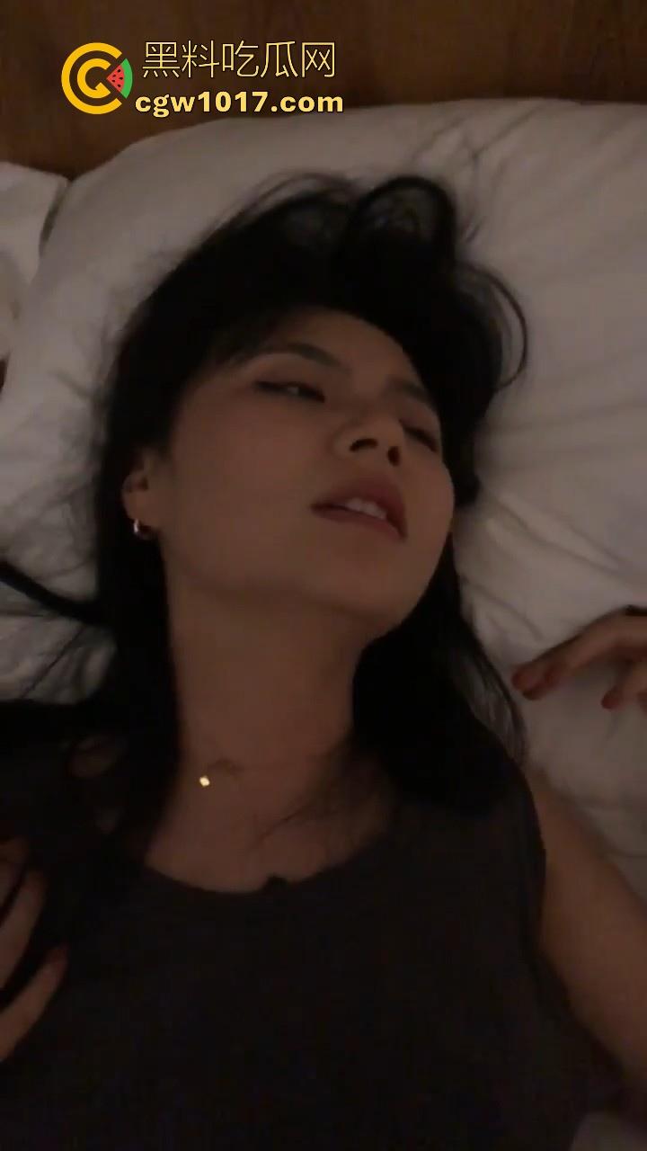 醉酒带回极品美女,一开始还抗拒插入,大鸡巴塞进去了瞬间老实,狂插到底淫水直流,怎么能这么骚啊!