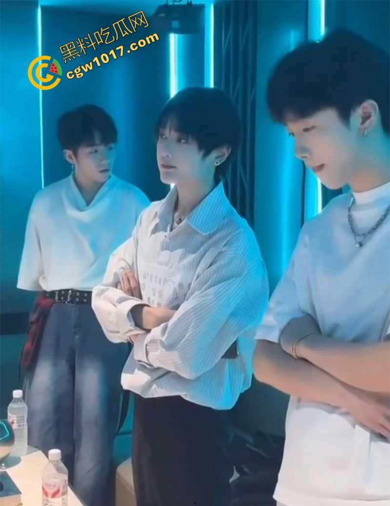 KTV会所少爷秘密训练:帅哥们的全能“修罗场”!只唱歌不够,绝技齐飞、话术奇口,为客人献身,舍命演绎“极乐餐”!