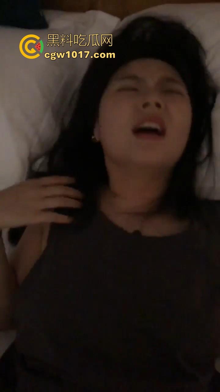 醉酒带回极品美女,一开始还抗拒插入,大鸡巴塞进去了瞬间老实,狂插到底淫水直流,怎么能这么骚啊!