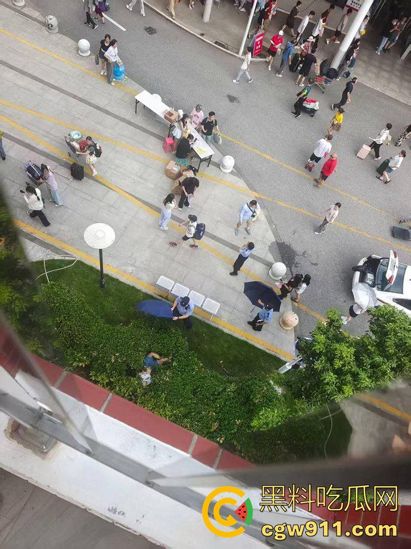 上海杉达学院女生跳楼事件,室友闺蜜出轨自己老爸,导致爸妈离婚家庭破裂,上个学家被偷了!