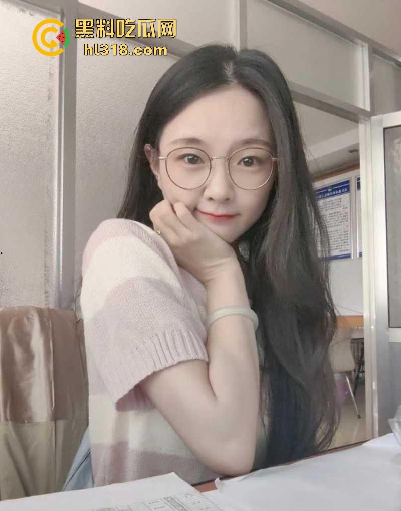 湖南公务员【秦晓酥】不雅视频流出，清纯贤妻良母被领导当狗玩弄，白翘蜜桃臀被无套后入骚气冲天！