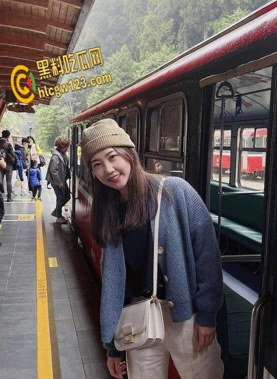 肤白貌美台妹淋浴脱衣到桑拿3P, 前后骑乘夹击, 干完腿都软了 !