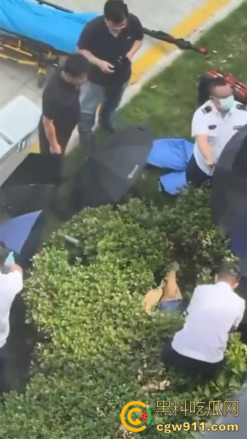 上海杉达学院女生跳楼事件,室友闺蜜出轨自己老爸,导致爸妈离婚家庭破裂,上个学家被偷了!