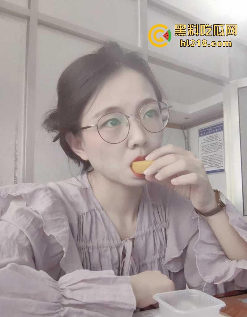 湖南公务员【秦晓酥】不雅视频流出,清纯贤妻良母被领导当狗玩弄,白翘蜜桃臀被无套后入骚气冲天!