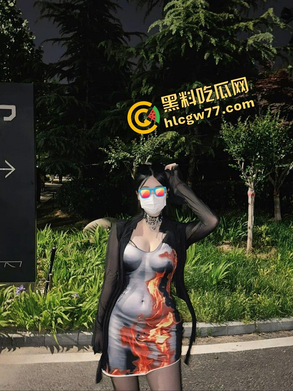 SM圈『小什么西』性虐视频流出,黑丝蜜桃臀倒吊抽鞭滴蜡,这骚M谁看了不心动?