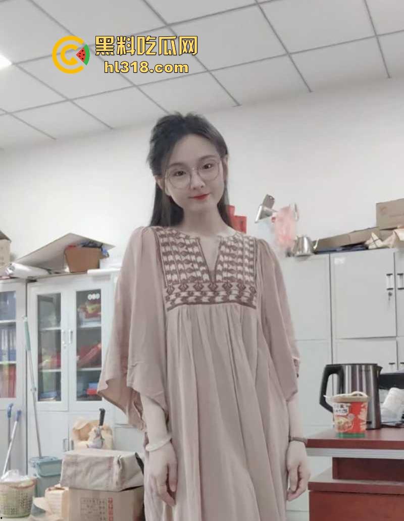 湖南公务员【秦晓酥】不雅视频流出,清纯贤妻良母被领导当狗玩弄,白翘蜜桃臀被无套后入骚气冲天!