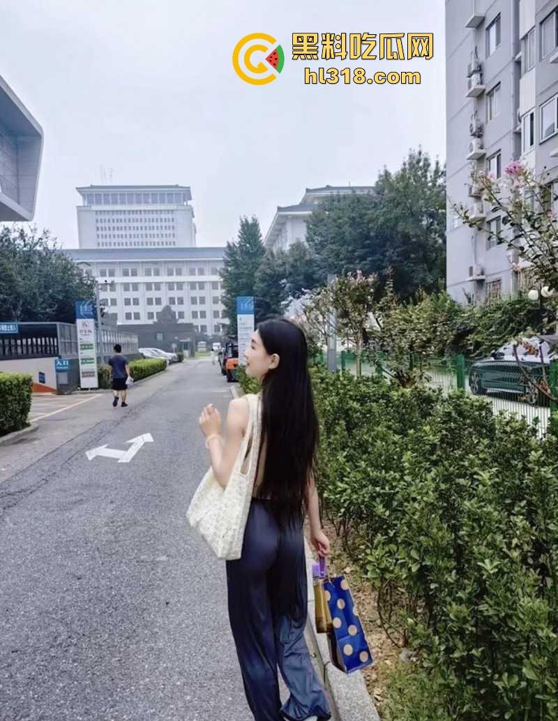 湖南公务员【秦晓酥】不雅视频流出,清纯贤妻良母被领导当狗玩弄,白翘蜜桃臀被无套后入骚气冲天!