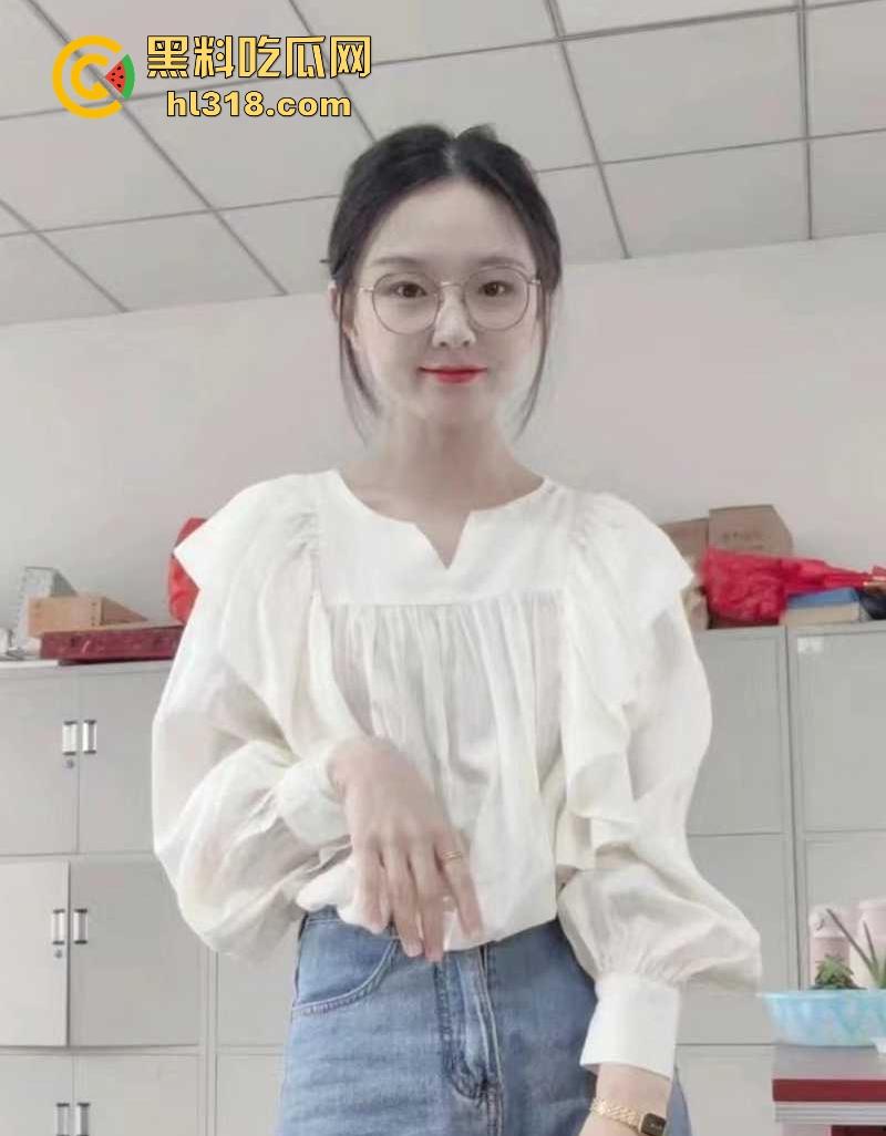 湖南公务员【秦晓酥】不雅视频流出,清纯贤妻良母被领导当狗玩弄,白翘蜜桃臀被无套后入骚气冲天!