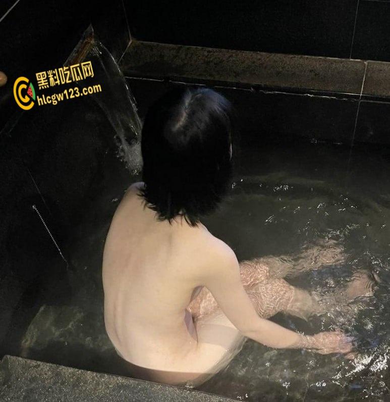 肤白貌美台妹淋浴脱衣到桑拿3P, 前后骑乘夹击, 干完腿都软了 !