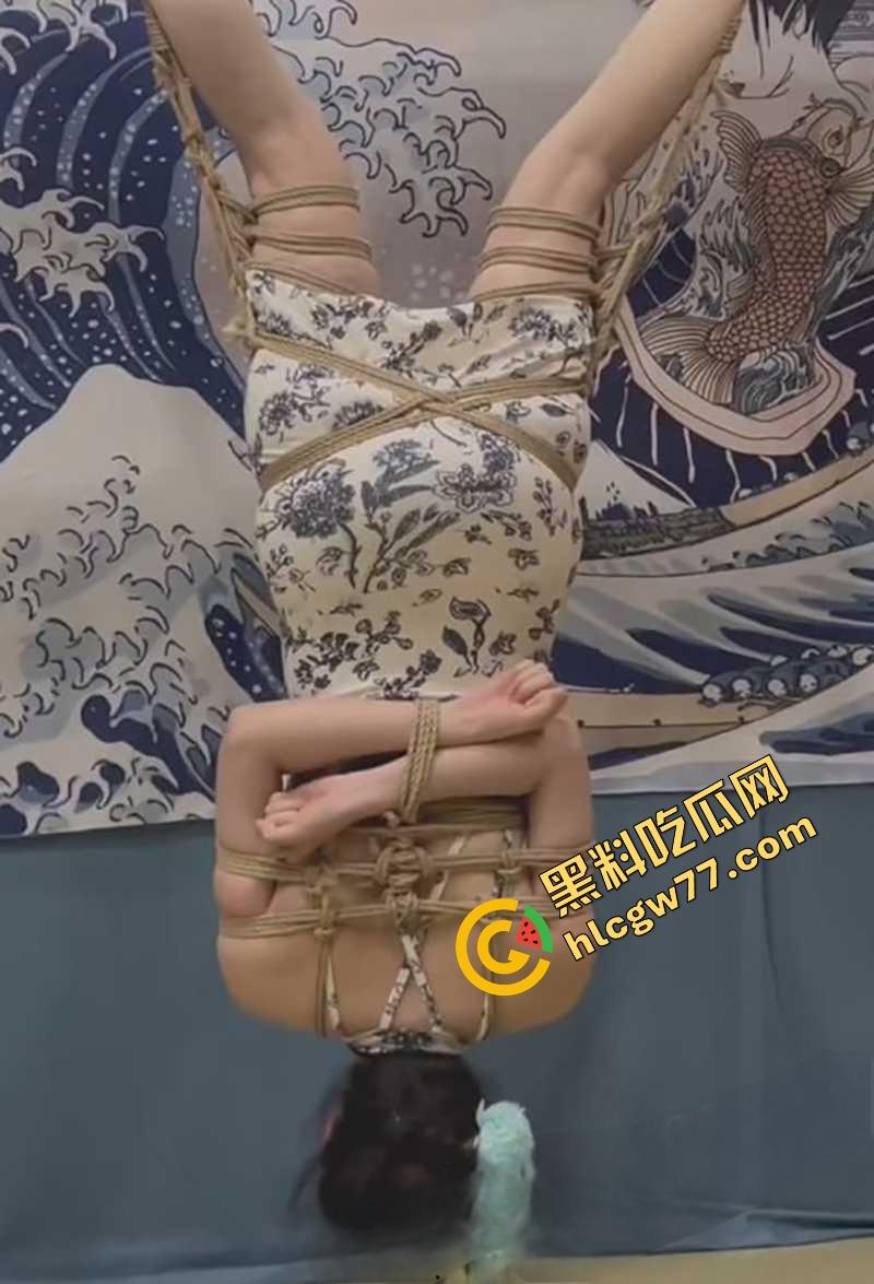 SM圈『小什么西』性虐视频流出,黑丝蜜桃臀倒吊抽鞭滴蜡,这骚M谁看了不心动?