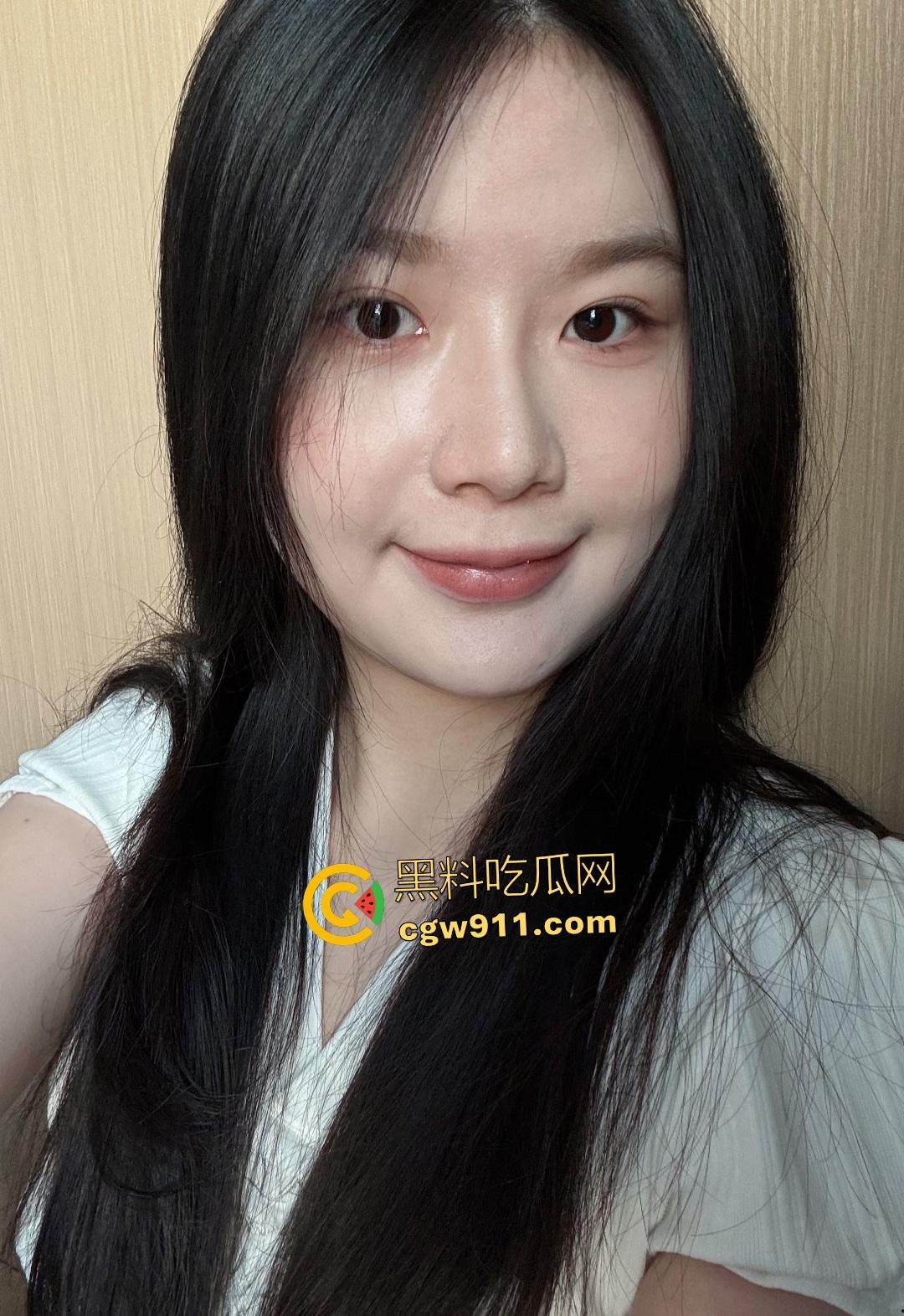 海南母狗在家被男友暴力拳交扩张肥逼，这逼都翻边来了，还用双假屌狂塞，重口到吃不下饭！