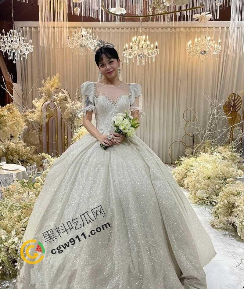 江苏无锡坐台女【陈馨阳】成功上岸后抛弃金主,与接盘侠光速闪婚,金主怒曝出性爱视频泄愤